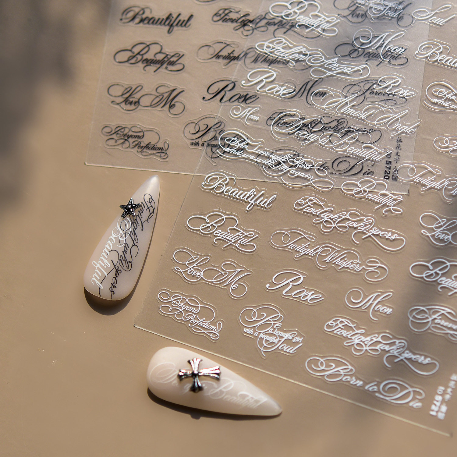 ins拉花文字美甲贴纸2026新款浮雕背胶 花体英文字母指甲贴纸饰品