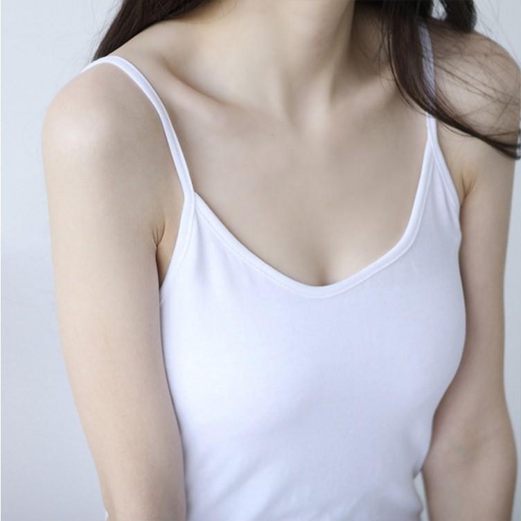 a slim-fitting skirt a a mid-length bottoming shirt