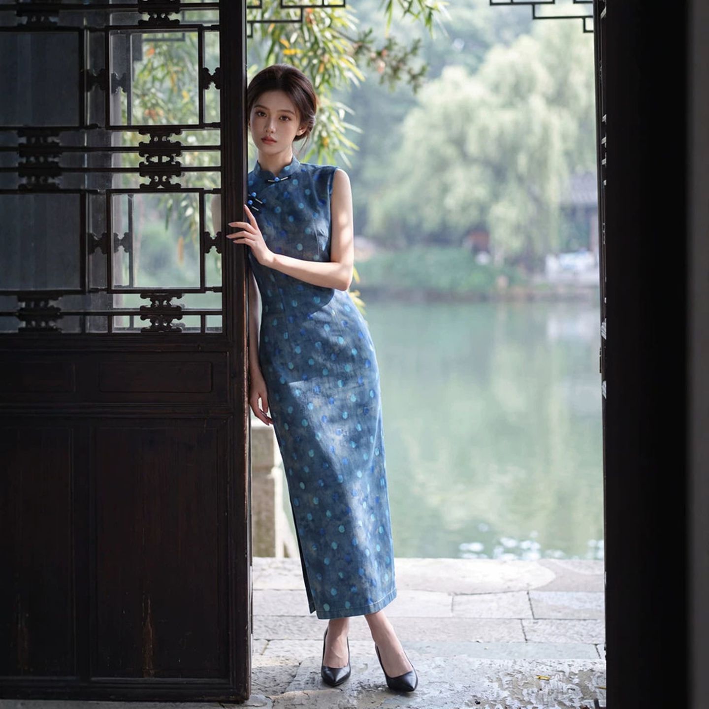 蓝色波点网纱2026旗袍连衣裙深色印花夏新款无袖上档次轻奢高级感