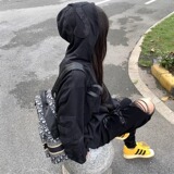 黑色