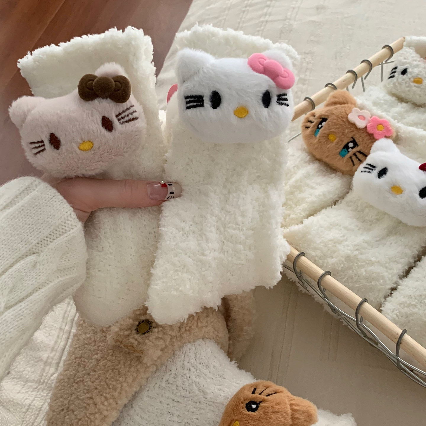 KT猫盒装珊瑚绒袜子女冬季加厚加绒睡觉袜毛绒可爱保暖地板袜冬天