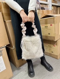 出口日本毛毛包斜背包木耳边可调节肩带秋冬百搭柔软冬季手拎女包