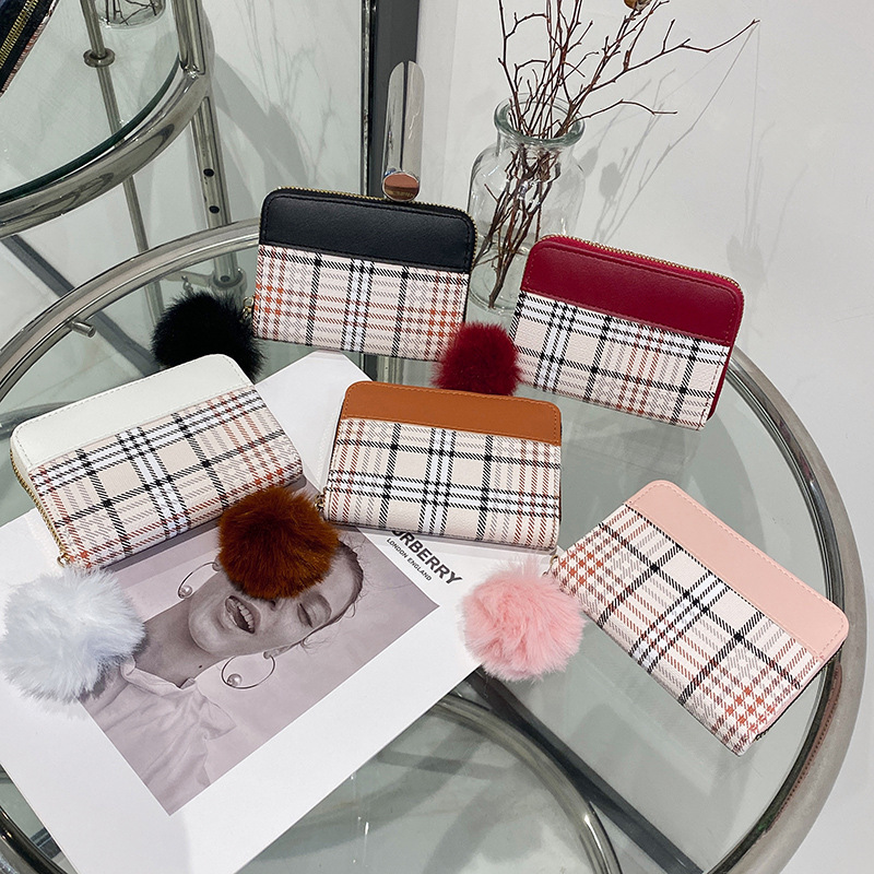 2022新款时尚清新女士短款零钱包格纹撞色毛毛球卡包简约钱包