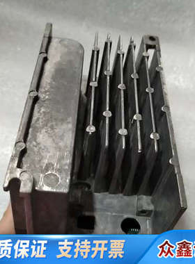 士林SE2-03-75K-D变频器采用黑色设计，配备数字