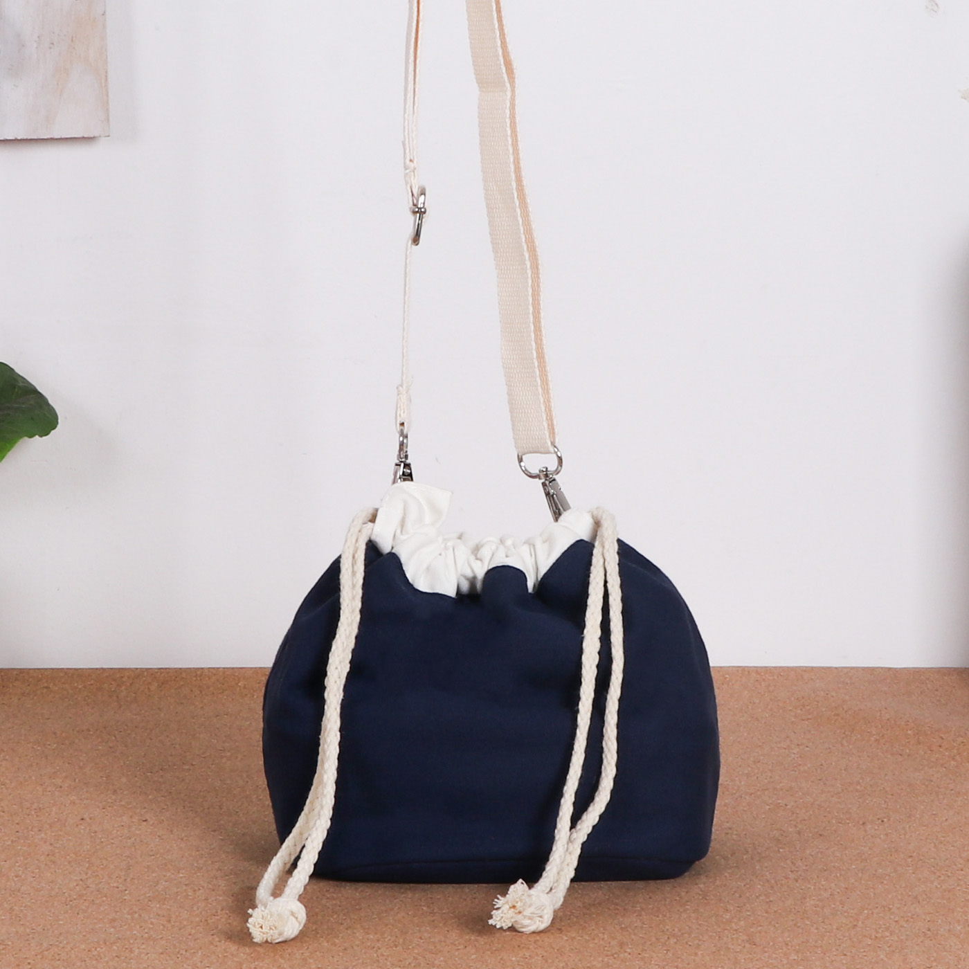 日系文艺帆布斜挎包深蓝色简约