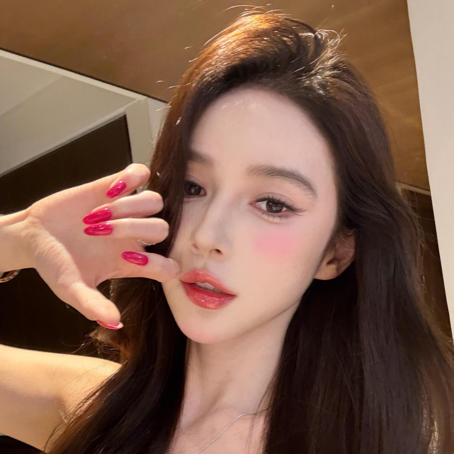 简约高级感欧美辣妹超显白纯色玫红色亮面手工穿戴甲婚甲可拆卸孕