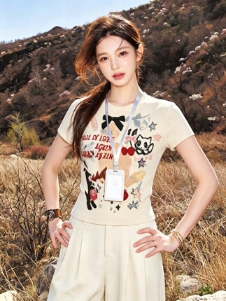 Apricot-Colored Loose Short-Sleeve T-Shirt for Women, 2026 Autumn Collection, Round Neck, Artistic Style, Bright and Sweet French-Style Top