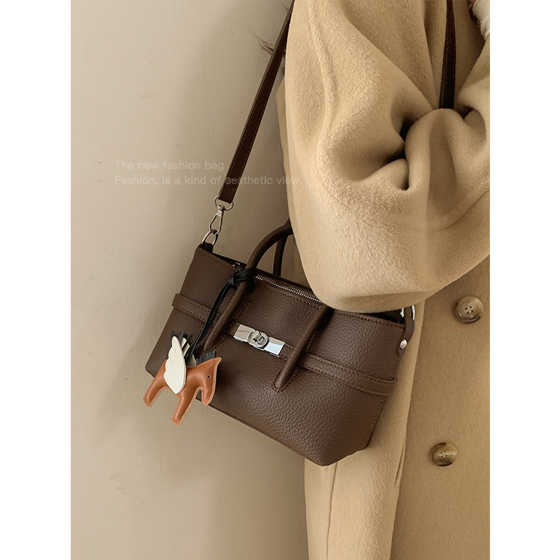 今年流行超火手拎小包包女式2025新款秋冬单肩包高级感复古斜挎包