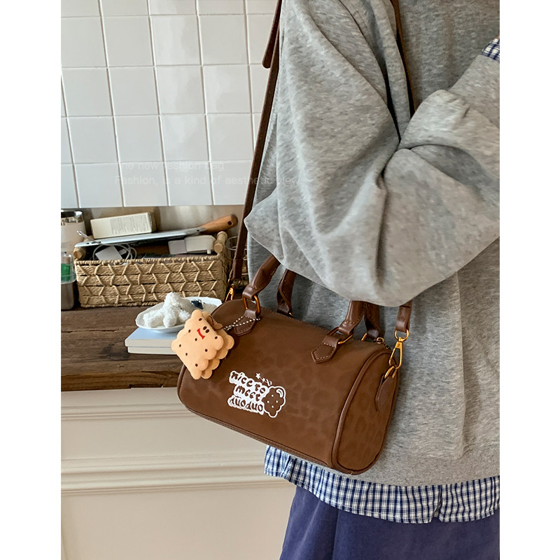 学院风复古斜挎小包包女2025新款秋冬单肩包百搭手提波士顿枕头包