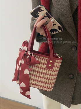 今年流行红色包包女2025新款秋冬单肩斜挎包水桶包百搭新娘结婚包