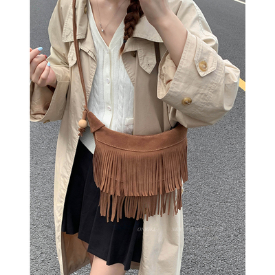 小众棕色波西米亚包包女2025新款单肩斜挎包复古通勤牛仔风流苏包
