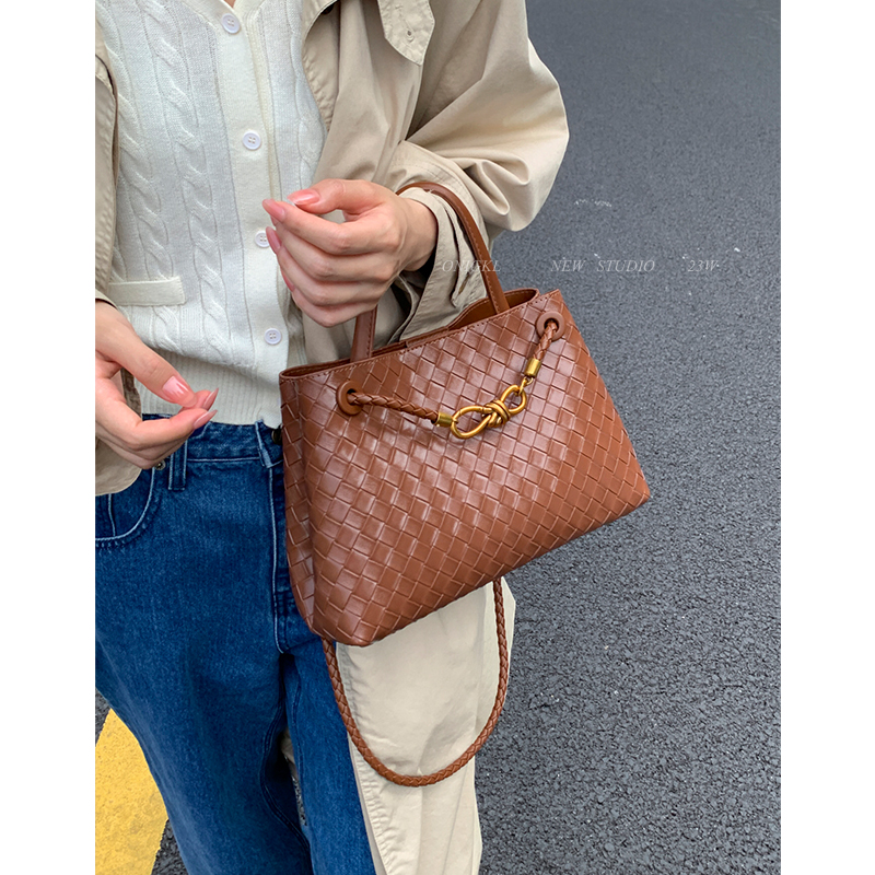 今年流行复古棕色包包女式2025新款秋冬单肩斜挎包通勤手提托特包