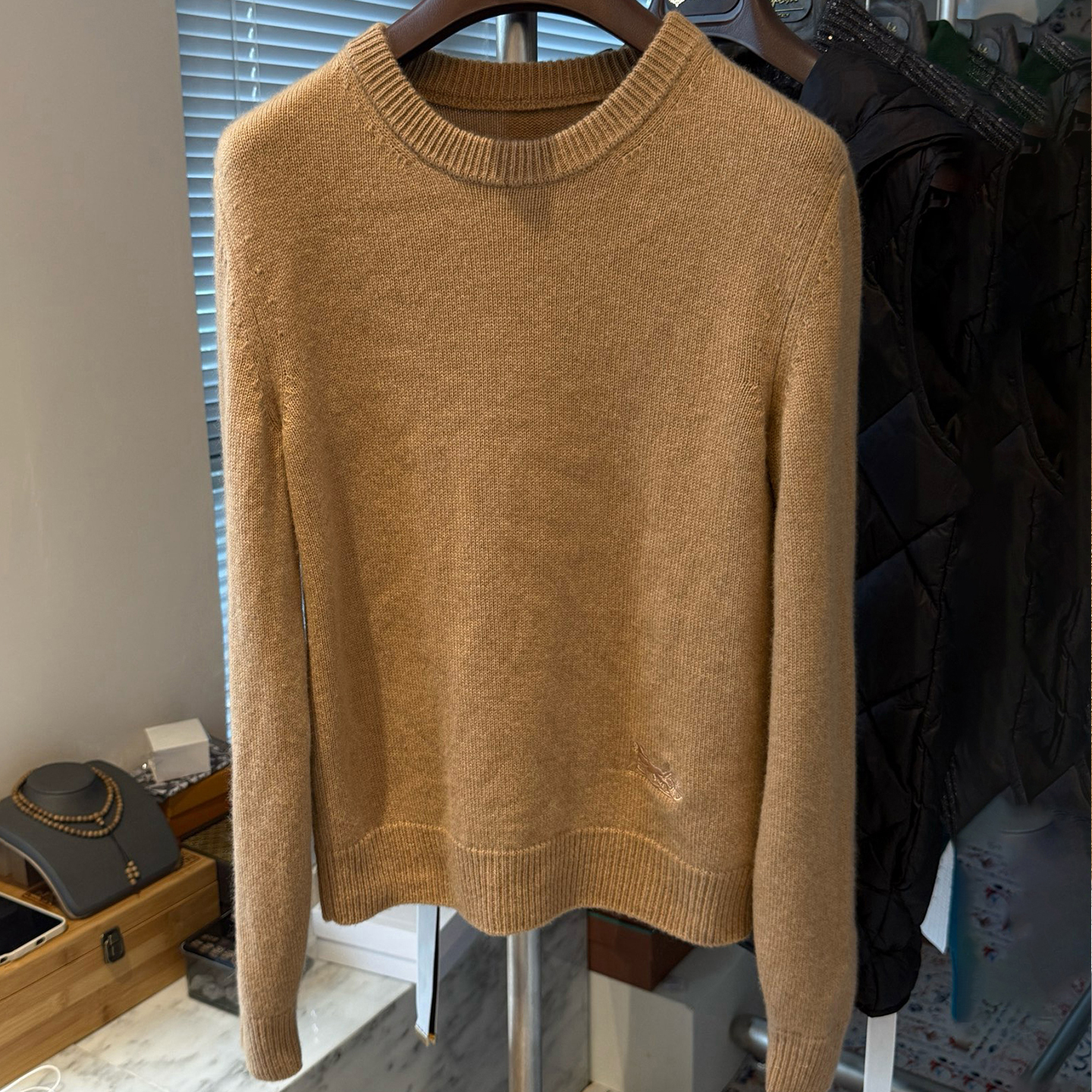 经典马车刺绣圆领针织羊绒毛衣女