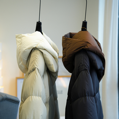 虫小小白鸭绒中长款连帽羽绒服