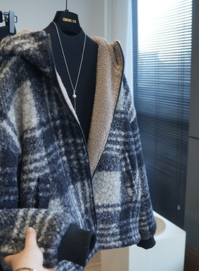 虫小小 羊羔毛双面穿加厚连帽格纹保暖短外套女毛呢大衣冬季954K