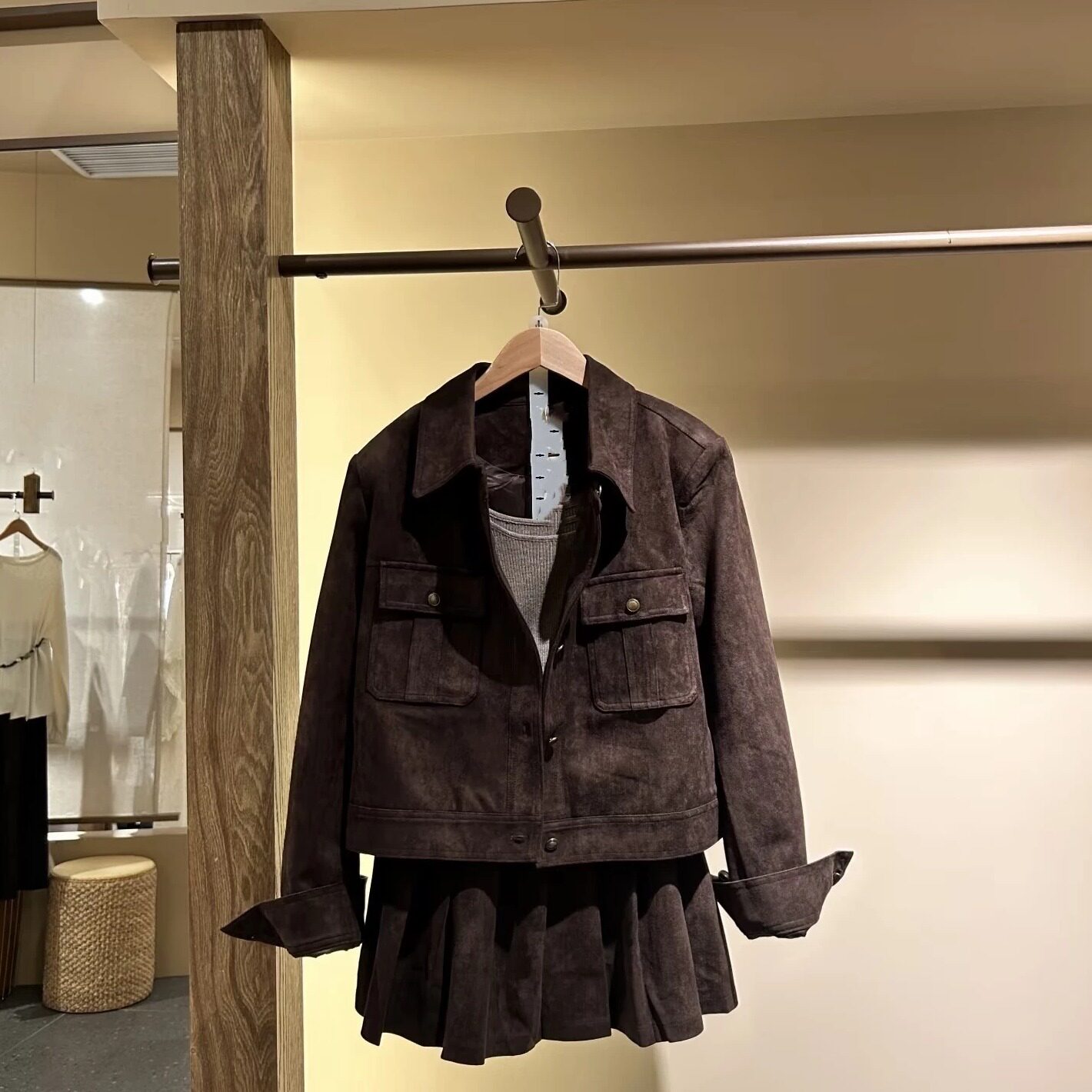 木家正品翻领夹克百褶裙两件套女