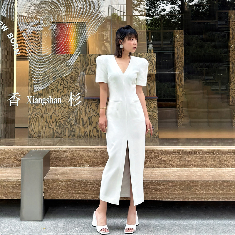 LEDIM WANG立体垫肩V领连衣裙女2024春夏新款小众设计感开叉长裙