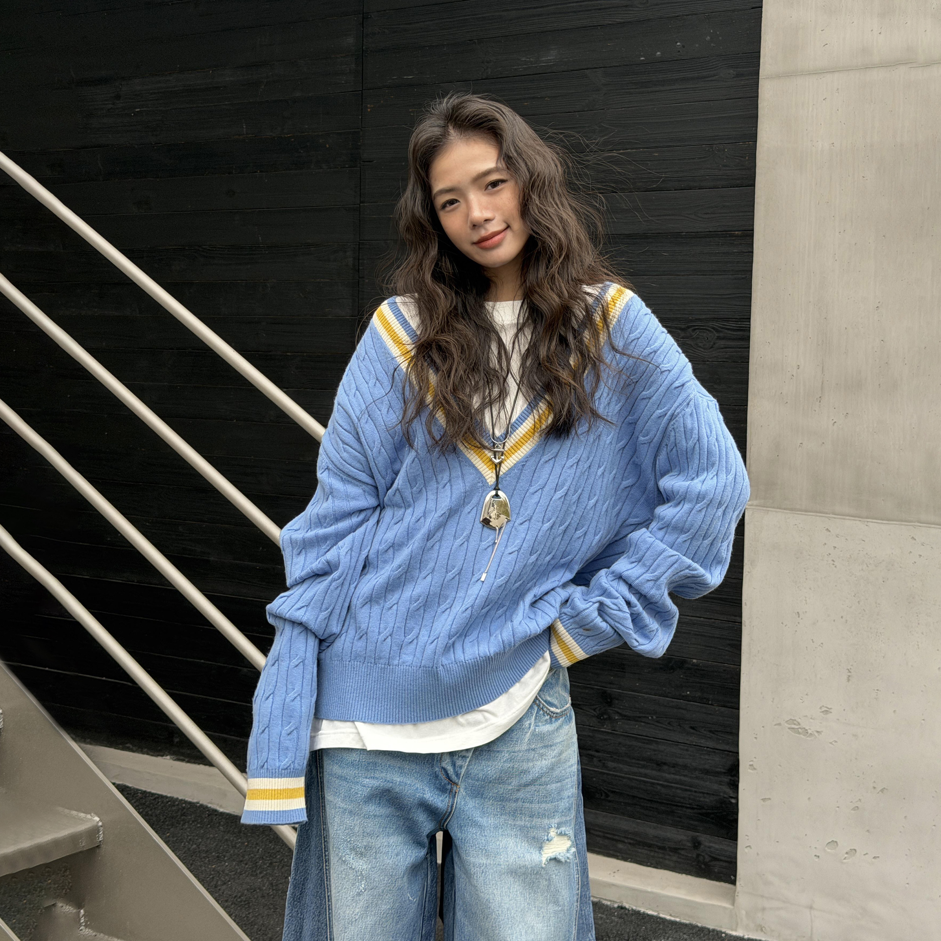 LEDIM WANG学院风V领毛衣蓝色女绵羊毛撞色套头上衣长袖2026新款