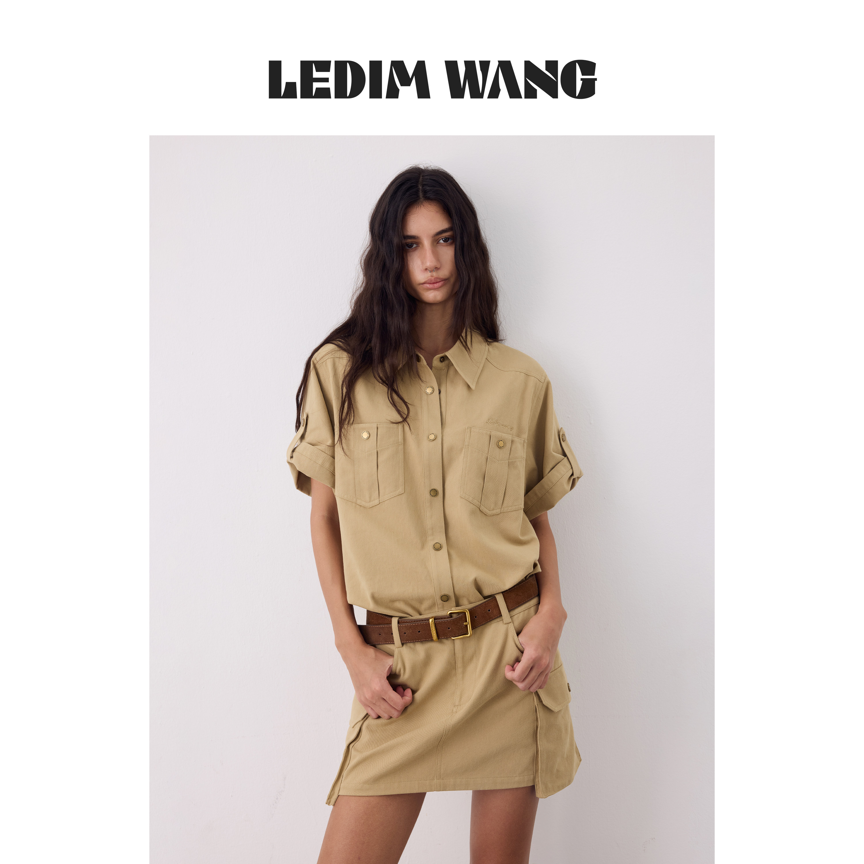 LEDIM WANG工装风落肩衬衫连衣裙女26夏季新款卡其色宽松低腰短裙 - 实物图