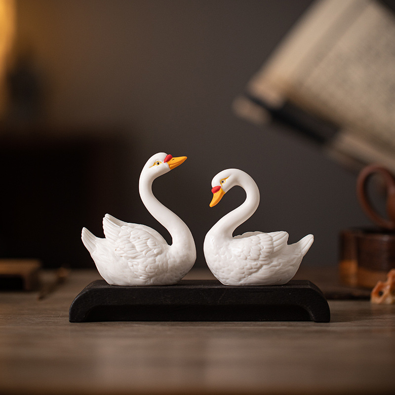 创意陶瓷天鹅摆件客厅办公室桌面装饰品白天鹅一对鱼池微景观