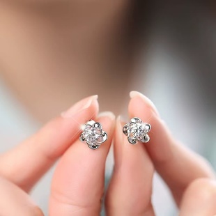 周‍大­福铂金耳钉女PT950耳环白金钻石耳饰七夕送女友节日礼物