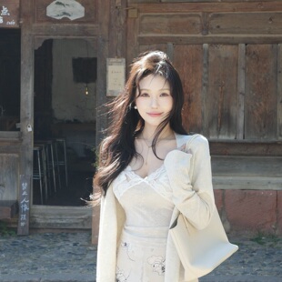 陈六六CHENLIULIU【纯欲基因】纯欲小心机蕾丝吊带背心内搭上衣