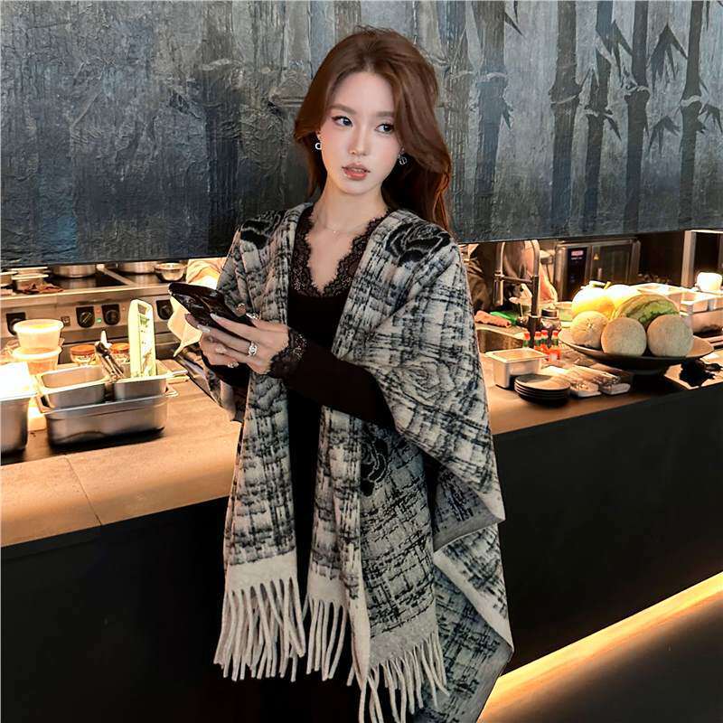 轻奢秋冬季高级感撞色披肩女士外搭旅游保暖潮新款大围巾披风斗篷