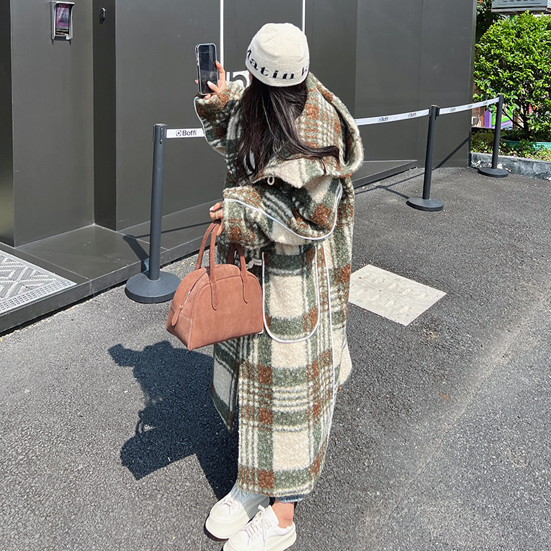 现货2025冬季新款牛角扣连帽格纹大衣浙宝300/8818/P215控298,女装毛呢外套,郎佰婉
