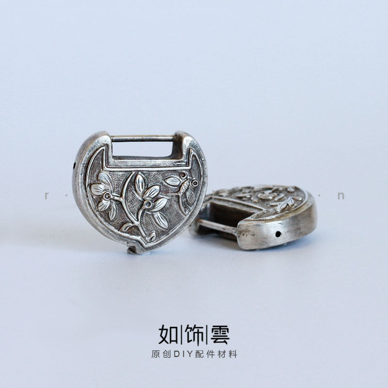 925银蝶戏玉兰花百岁锁挂坠