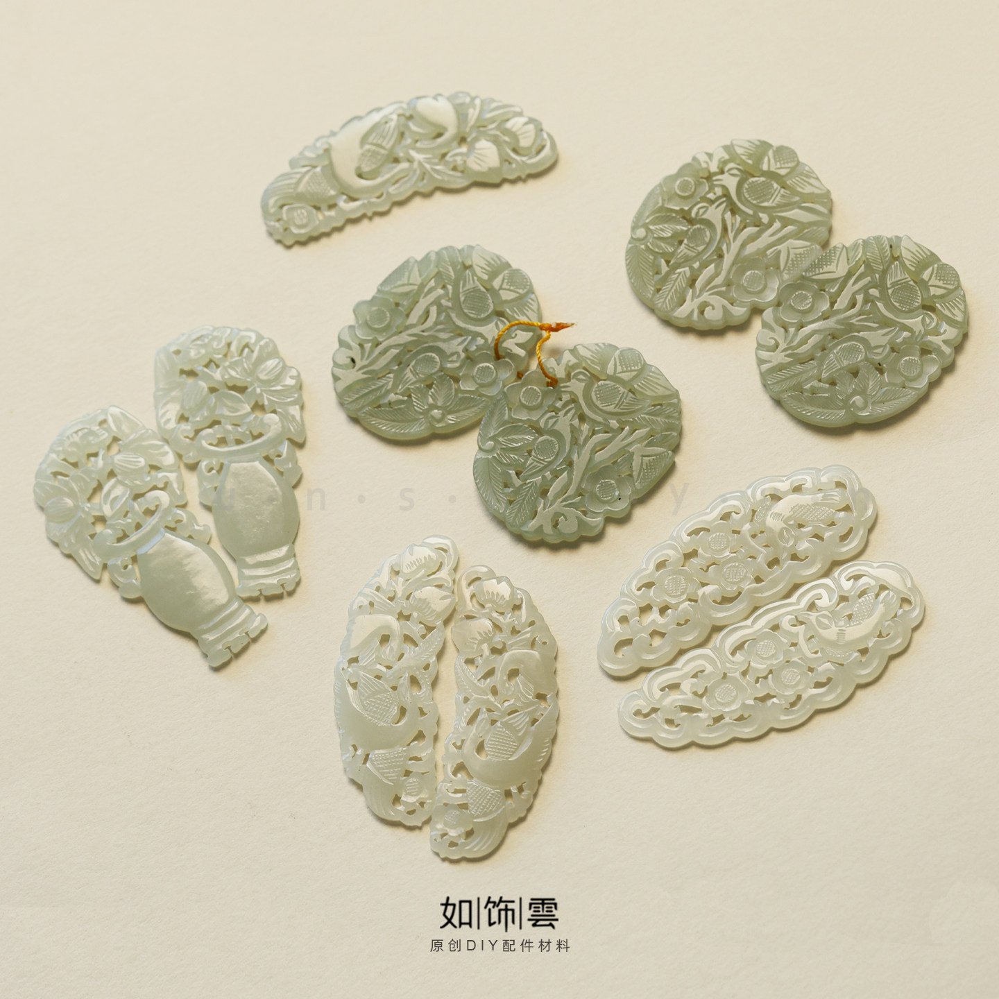 天然和田玉镂空雕花喜鹊玉牌吊坠