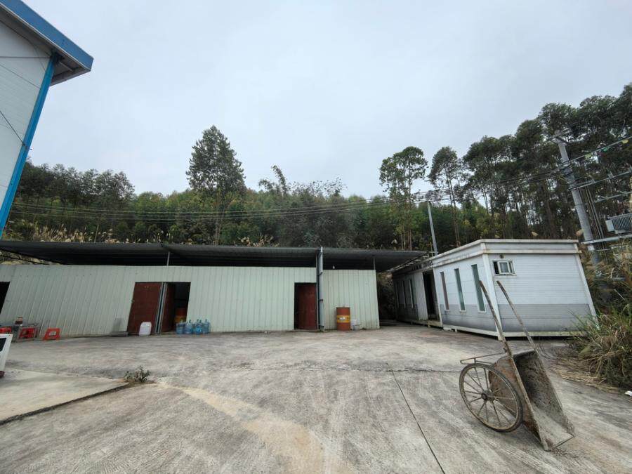 5月28日来宾武宣县三里镇灵湖村民委黄蜂岭的养殖、孵化场及武宣县三里镇灵湖村铜鼓坝B、H地块的厂区内现有的房屋建筑类资产和相关机械设备的资产一批网络拍卖公告