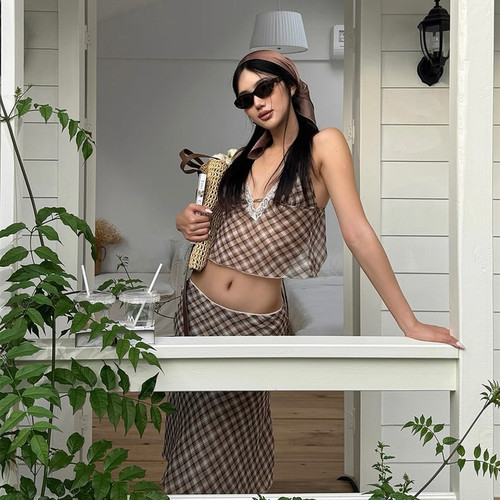 纯欲蕾丝V领吊带上衣+格纹半身裙