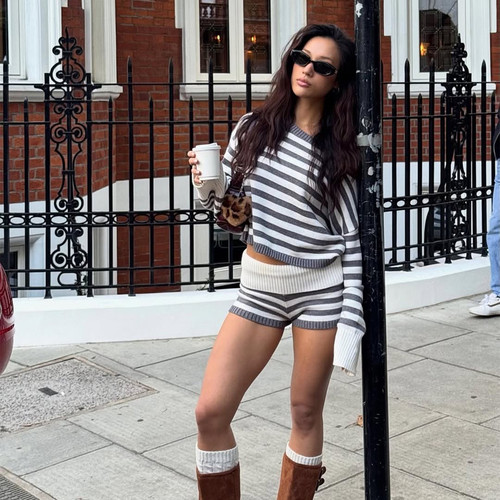 辣妹条纹一字肩针织衫毛衣+短裤
