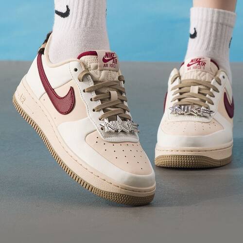 耐克AirForce1经典舒适减震 低帮板鞋女款粉白红IM7510-262