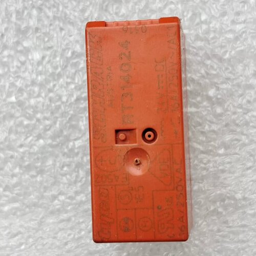 议价泰科继电器，RT314024，DC24V，继电器有27个，9维修