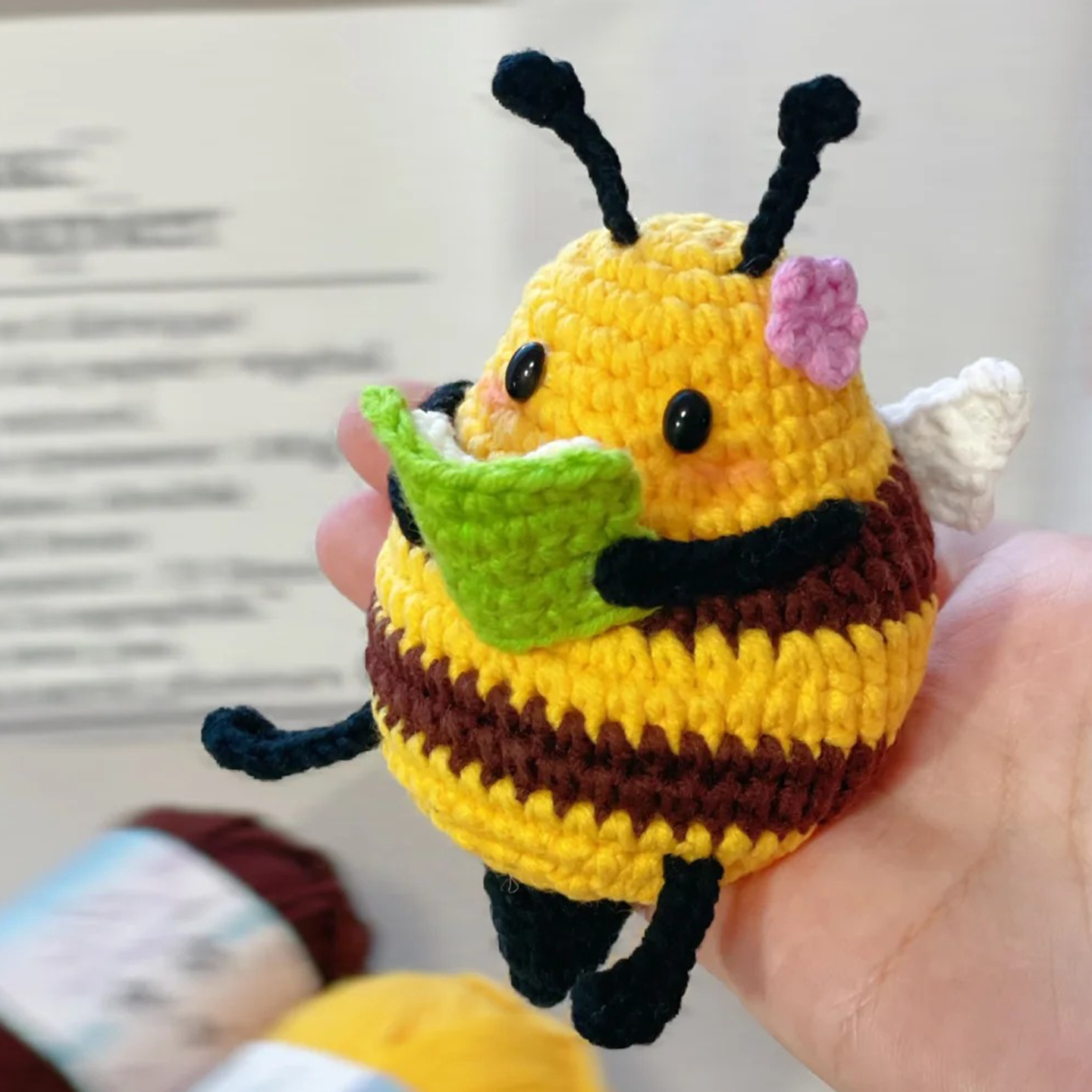 爱读书的小蜜蜂手工钩织玩偶摆件可爱创意送朋友DIY材料包