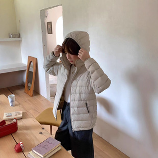 2025秋冬新款轻薄90白鸭绒短款排骨羽绒服女显瘦保暖连帽外套防寒