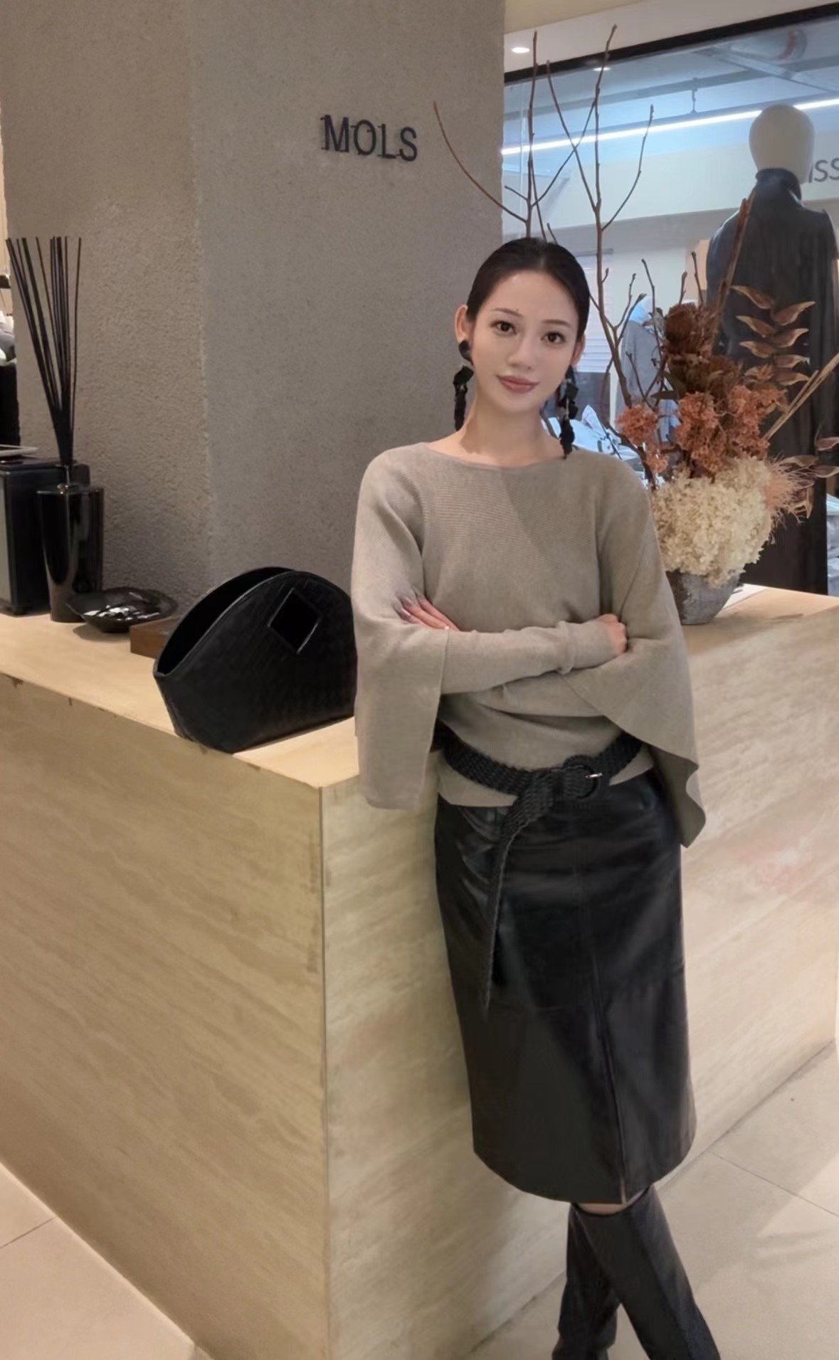 MOLS正品2025秋冬新款时尚百搭高腰显瘦开叉PU半身裙女皮裙女