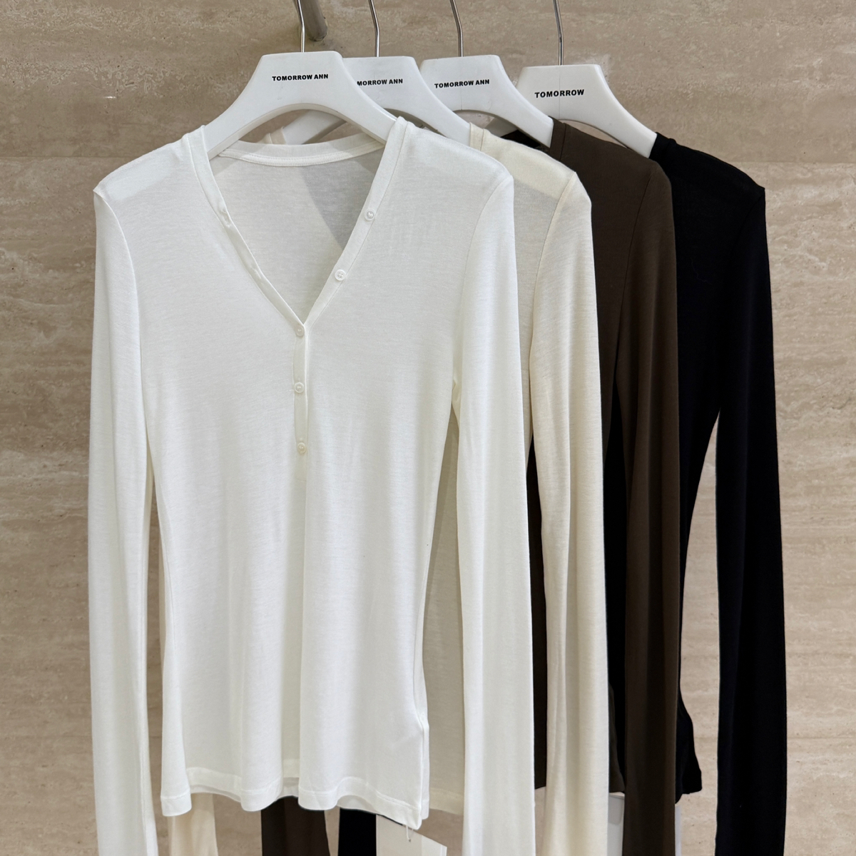 TOMORROW ANN-秋上新V领连排扣打底上衣长袖T恤10027