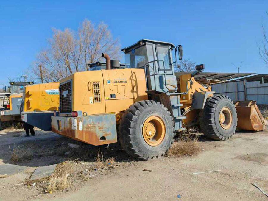 4月4日吴忠某公司名下所有的五台装载机和两台叉车网络拍卖公告