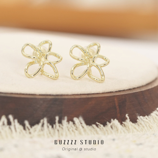 BUZZ春天镂空金色花朵耳钉女气质百搭小众设计感蚊香盘耳夹耳环