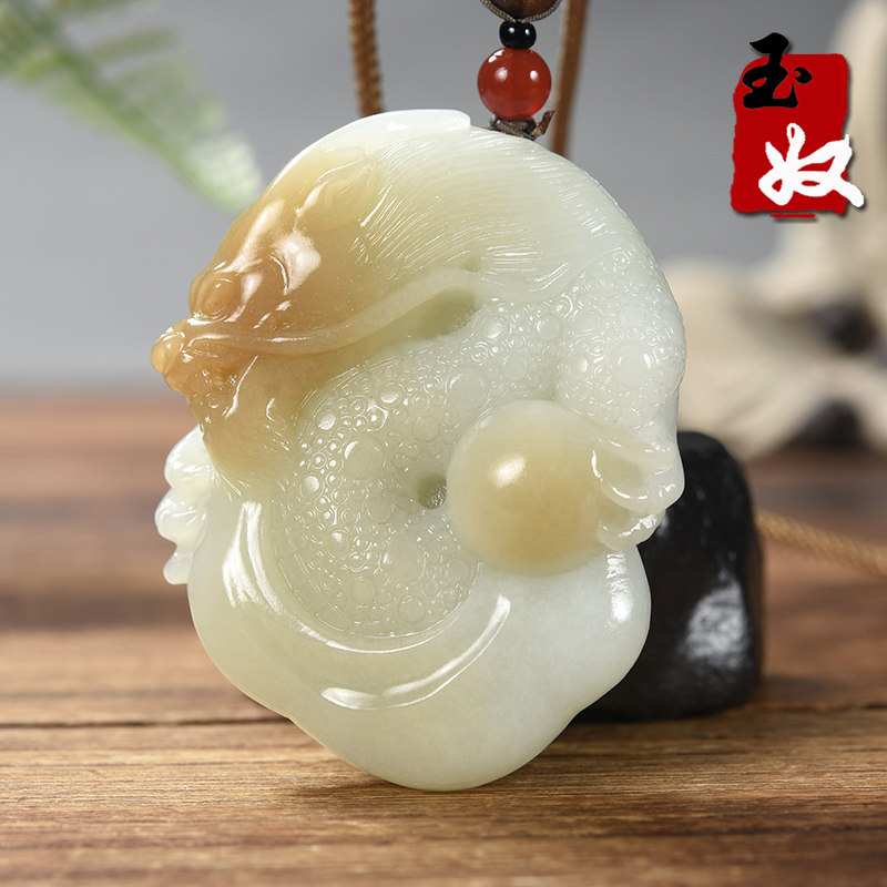 名家/新疆若羌县天然和田玉/带翠/糖白玉/生肖龙/挂件/63.75克