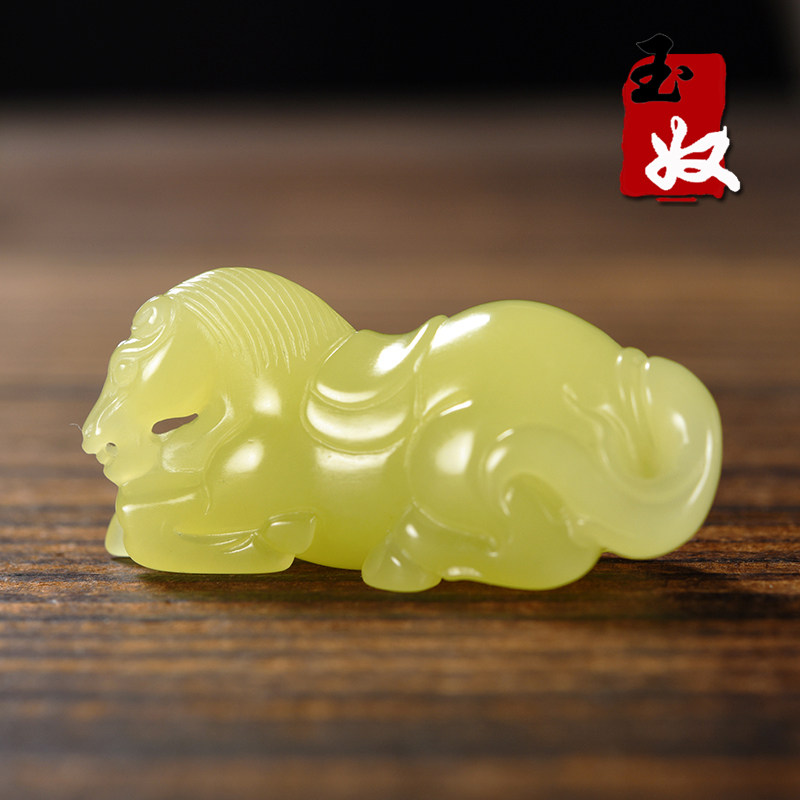 新疆若羌县冰底起胶荧光鸡油黄色黄玉/生肖马/唐马/吊坠/19.84克