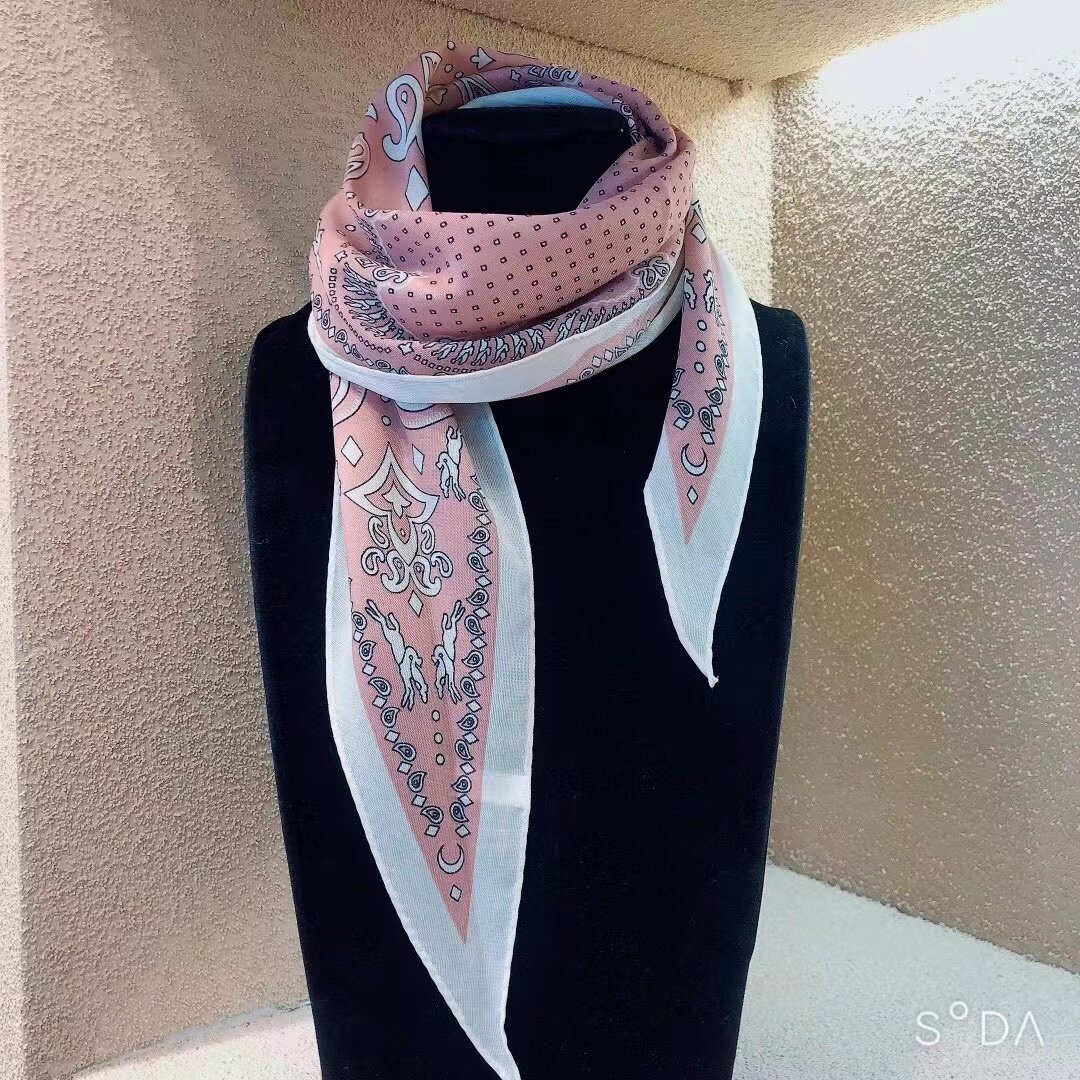 彩色条纹款菱形纱巾春款