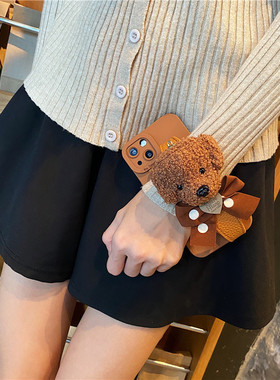 焦糖色毛绒泰迪狗手腕带适用苹果15pro手机壳iphone13promax软胶17防摔14套11卡通xsmax创意12秋冬8plus女16e