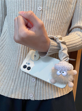 秋冬毛绒精灵适用苹果17promax手机壳16e皮手提腕带iphone15软12软13mini个性se2防摔8plus白色xsmax手提带11