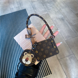 欧美狮子头挂件适用三星zflip6手机壳5小折叠屏4小米mixflip保护套手提绳w25防摔w24摩托罗拉Razr50ultra女40