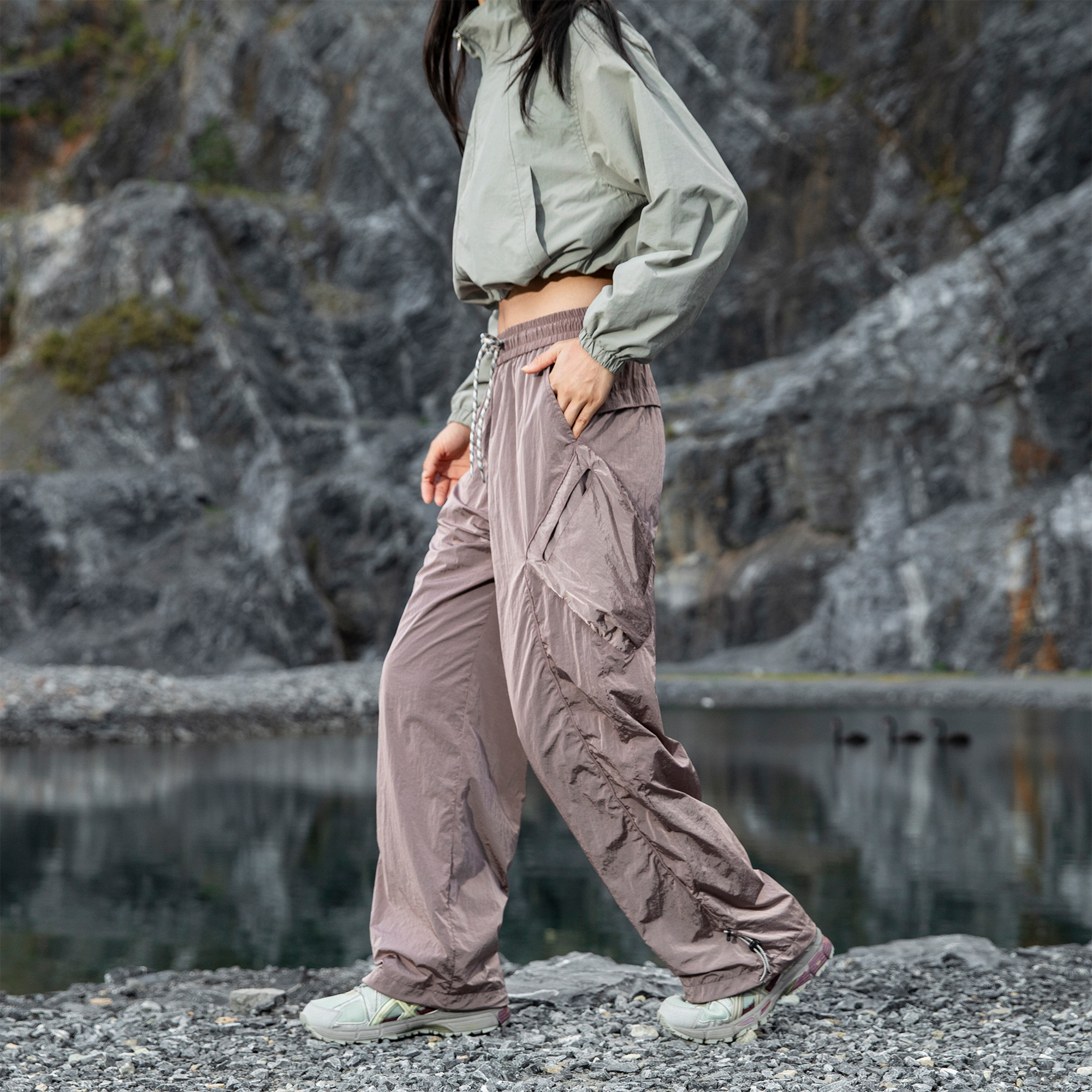 户外运动伞兵工装裤女秋冬新款直筒登山裤宽松防水束脚抽绳休闲裤