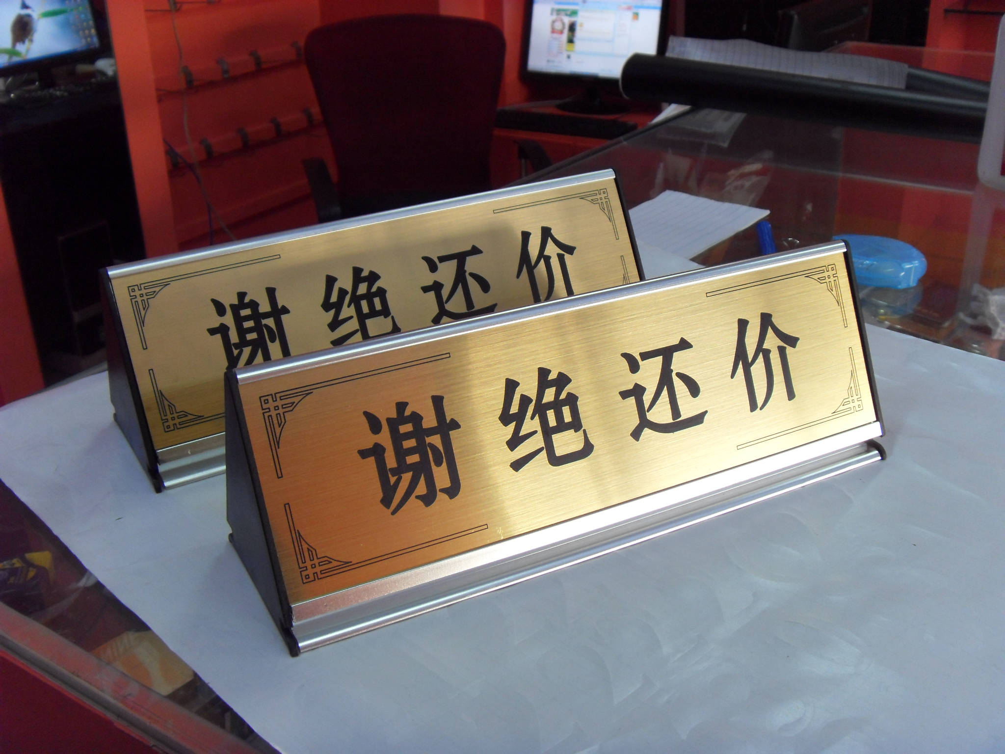 高档台牌铝合金三角牌双面桌牌双面收银台牌指示牌铝合金告示桌牌