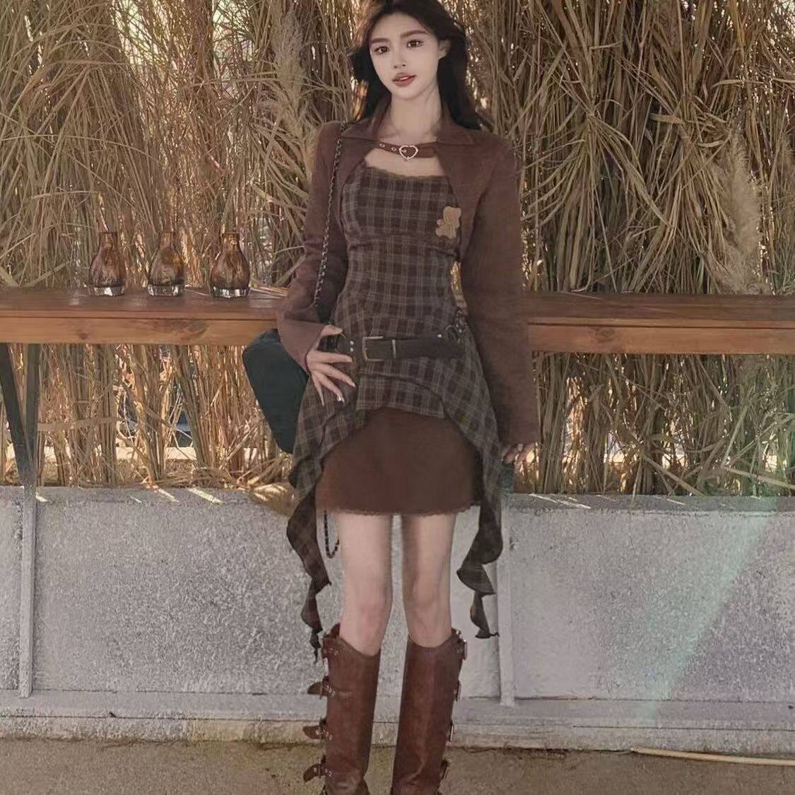 美拉德咖色格纹吊带连衣裙女秋冬不规则开衫三件套装休闲风短裙子